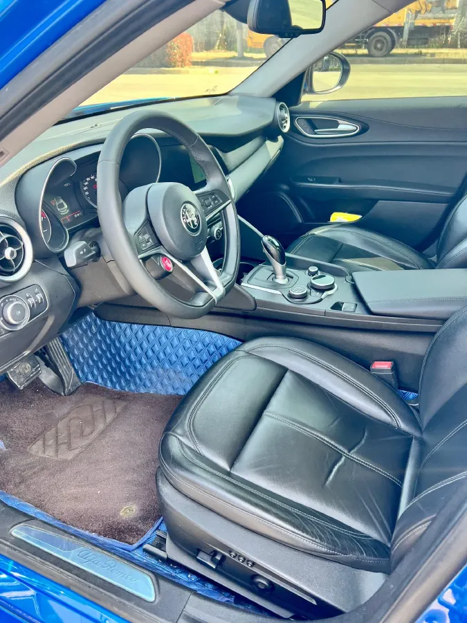 2017 Alfa Romeo Giulia 2.0T 200HP L4 8AT,autocango,china used car exporter,china ev exporter,chinese used car exporter,chinese used ev exporter