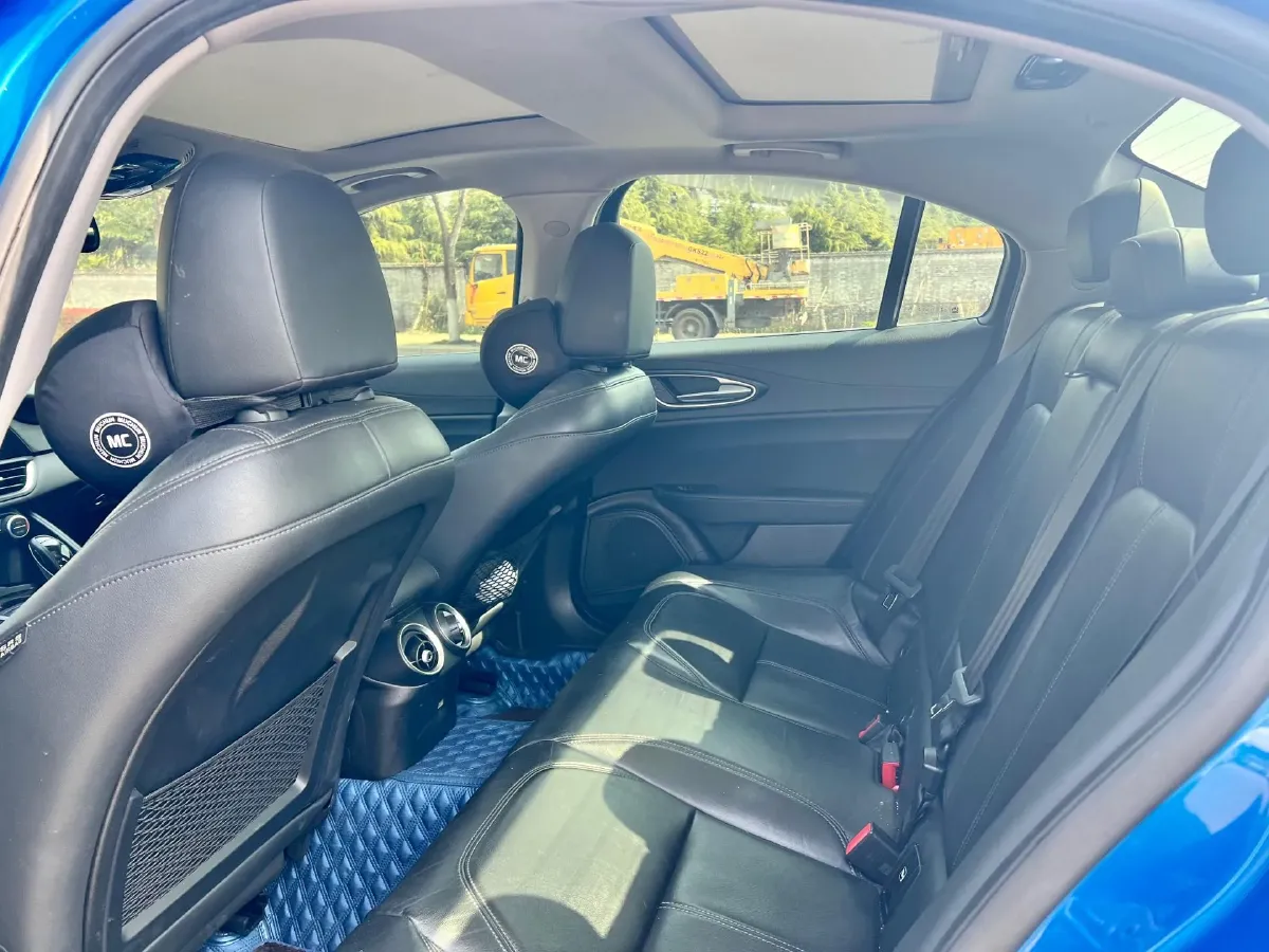 2017 Alfa Romeo Giulia 2.0T 200HP L4 8AT,autocango,china used car exporter,china ev exporter,chinese used car exporter,chinese used ev exporter