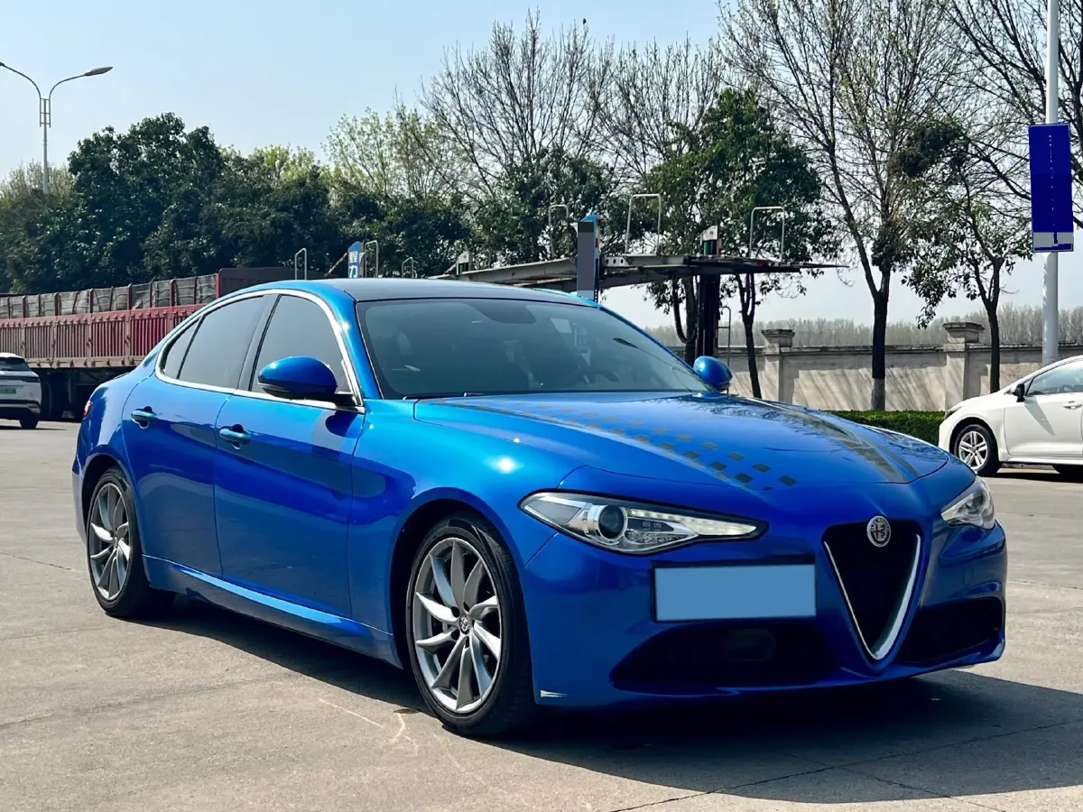 2017 Alfa Romeo Giulia 2.0T 200HP L4 8AT,autocango,china used car exporter,china ev exporter,chinese used car exporter,chinese used ev exporter