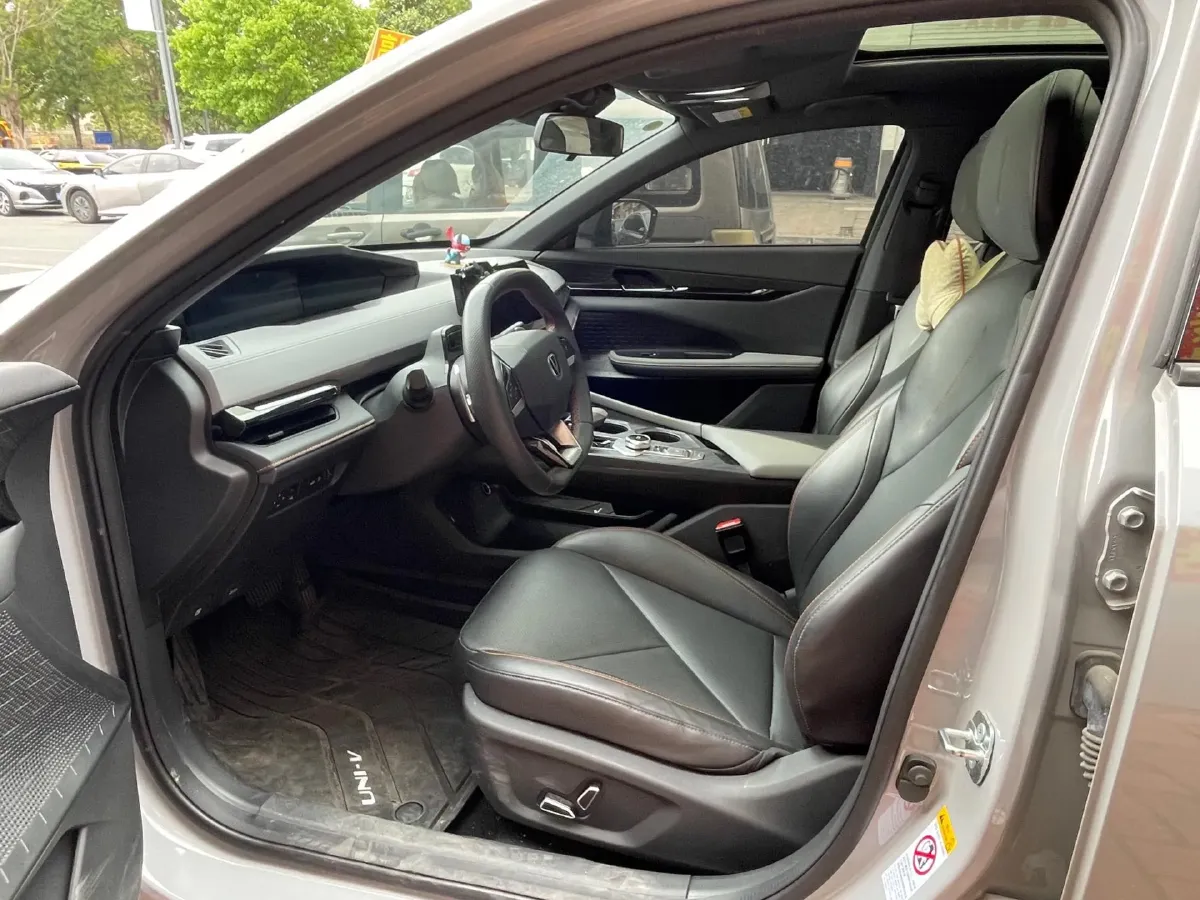 2022 ChangAn UNI-V 1.5T 188HP L4 7DCT,autocango,china used car exporter,china ev exporter,chinese used car exporter,chinese used ev exporter