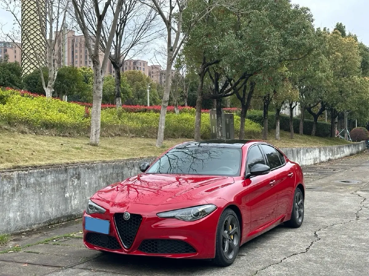 2020 Alfa Romeo Giulia 2.0T 280HP L4 8AT,autocango,china used car exporter,china ev exporter,chinese used car exporter,chinese used ev exporter