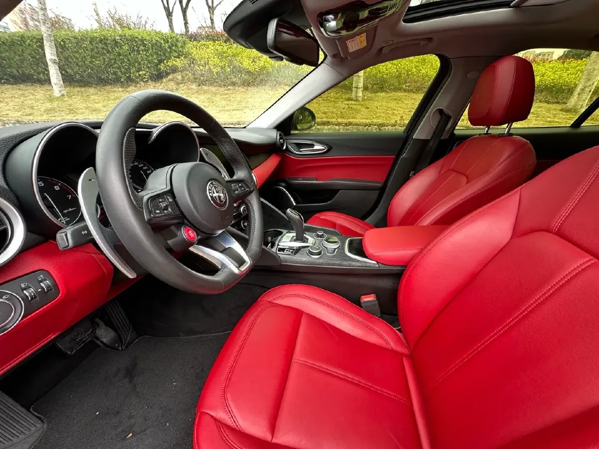 2020 Alfa Romeo Giulia 2.0T 280HP L4 8AT,autocango,china used car exporter,china ev exporter,chinese used car exporter,chinese used ev exporter