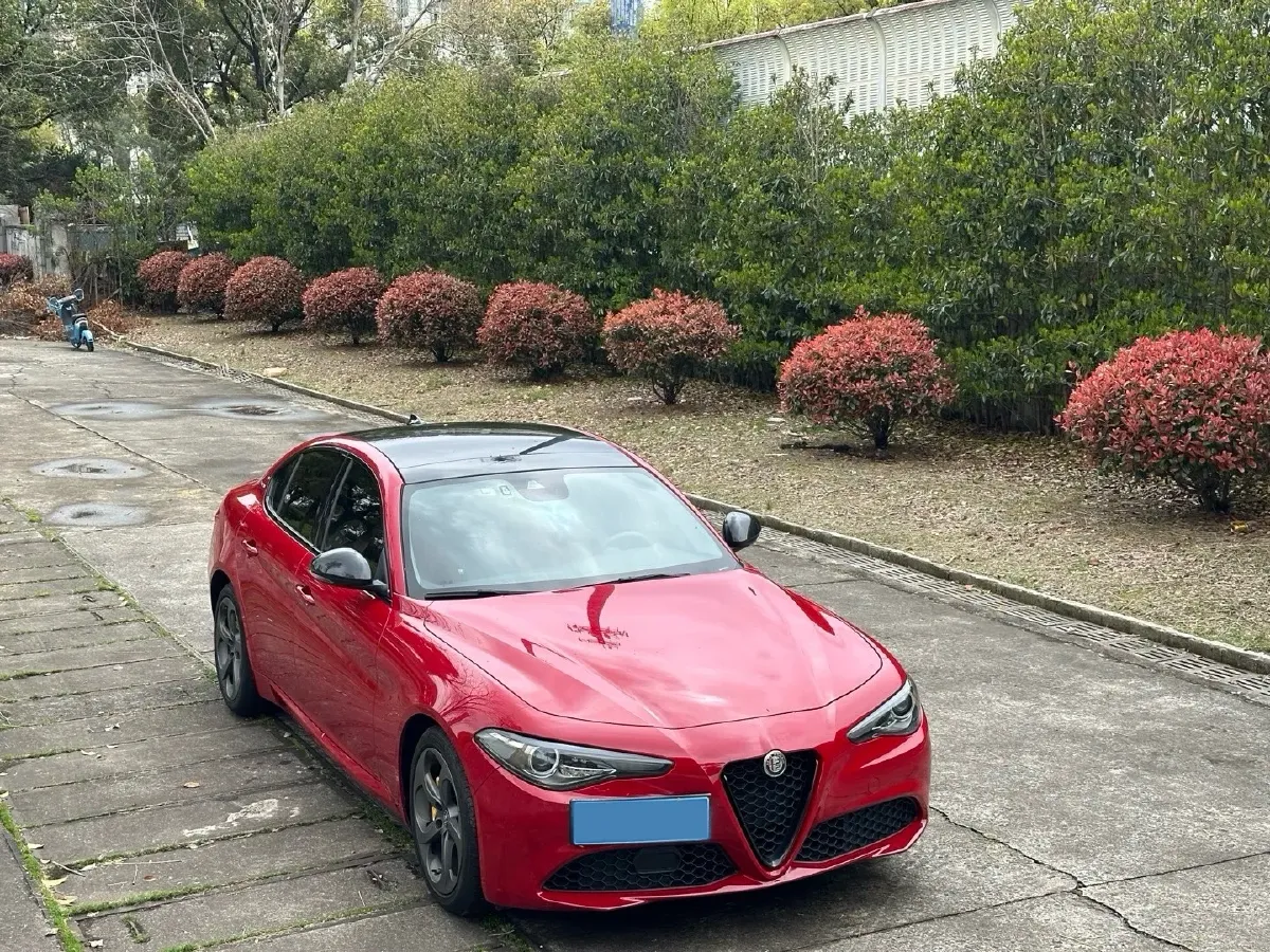 2020 Alfa Romeo Giulia 2.0T 280HP L4 8AT,autocango,china used car exporter,china ev exporter,chinese used car exporter,chinese used ev exporter