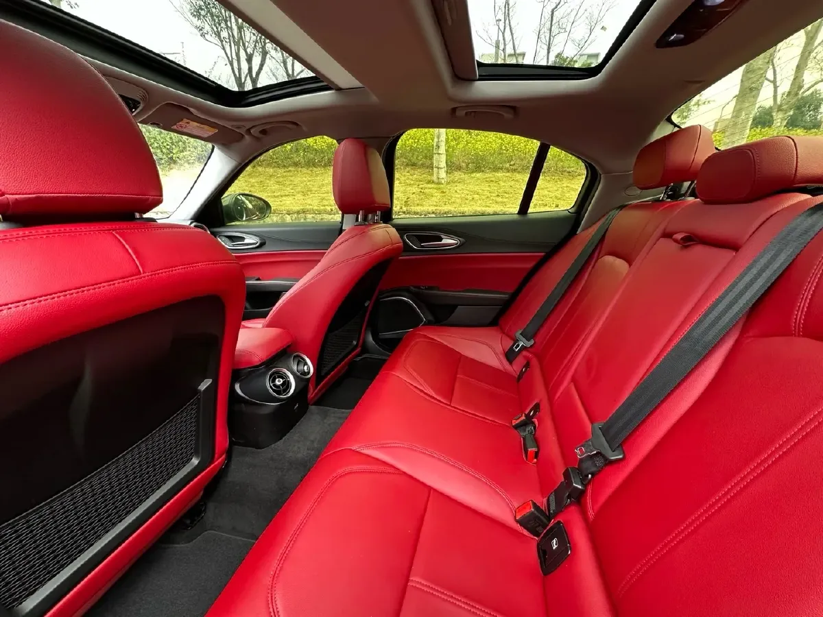 2020 Alfa Romeo Giulia 2.0T 280HP L4 8AT,autocango,china used car exporter,china ev exporter,chinese used car exporter,chinese used ev exporter