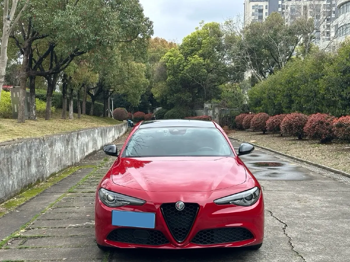 2020 Alfa Romeo Giulia 2.0T 280HP L4 8AT,autocango,china used car exporter,china ev exporter,chinese used car exporter,chinese used ev exporter