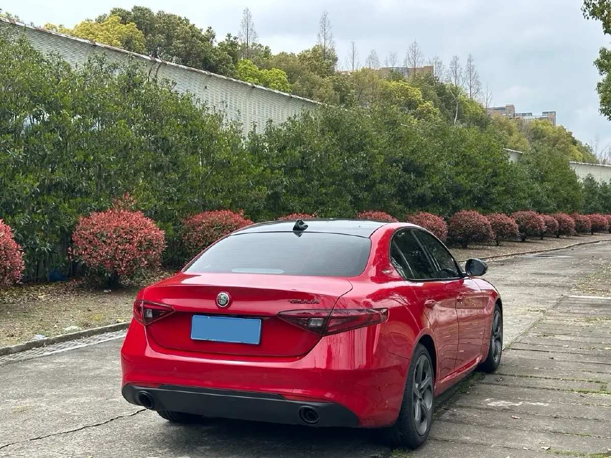 2020 Alfa Romeo Giulia 2.0T 280HP L4 8AT,autocango,china used car exporter,china ev exporter,chinese used car exporter,chinese used ev exporter