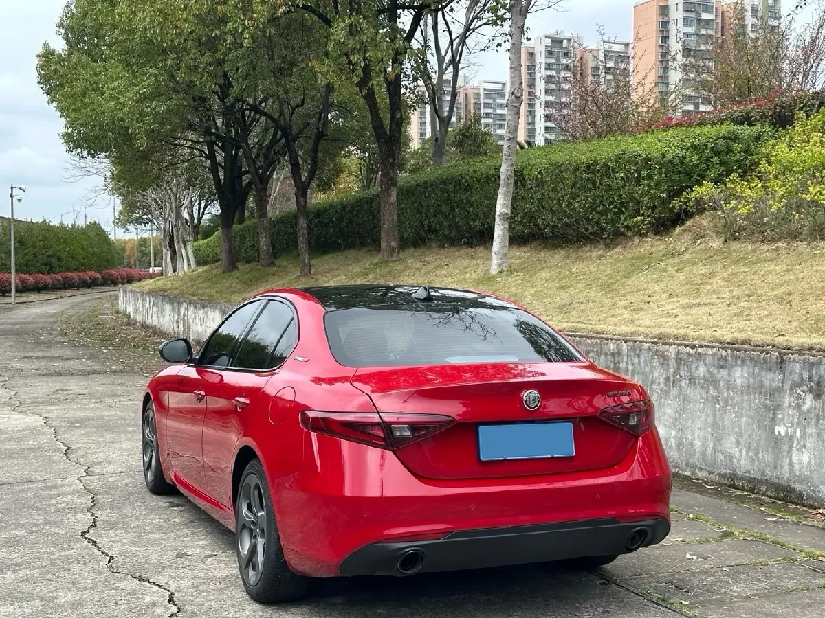 2020 Alfa Romeo Giulia 2.0T 280HP L4 8AT,autocango,china used car exporter,china ev exporter,chinese used car exporter,chinese used ev exporter