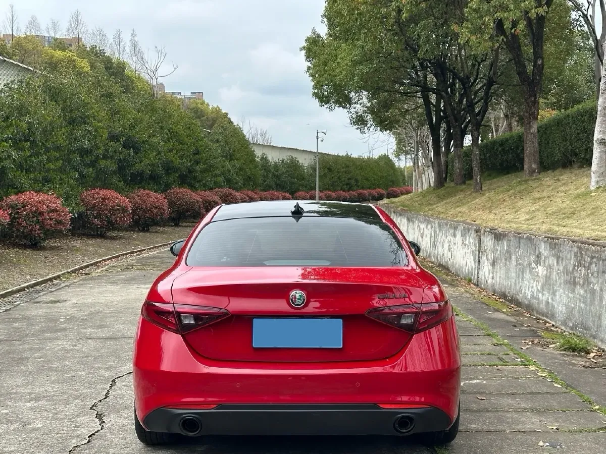 2020 Alfa Romeo Giulia 2.0T 280HP L4 8AT,autocango,china used car exporter,china ev exporter,chinese used car exporter,chinese used ev exporter