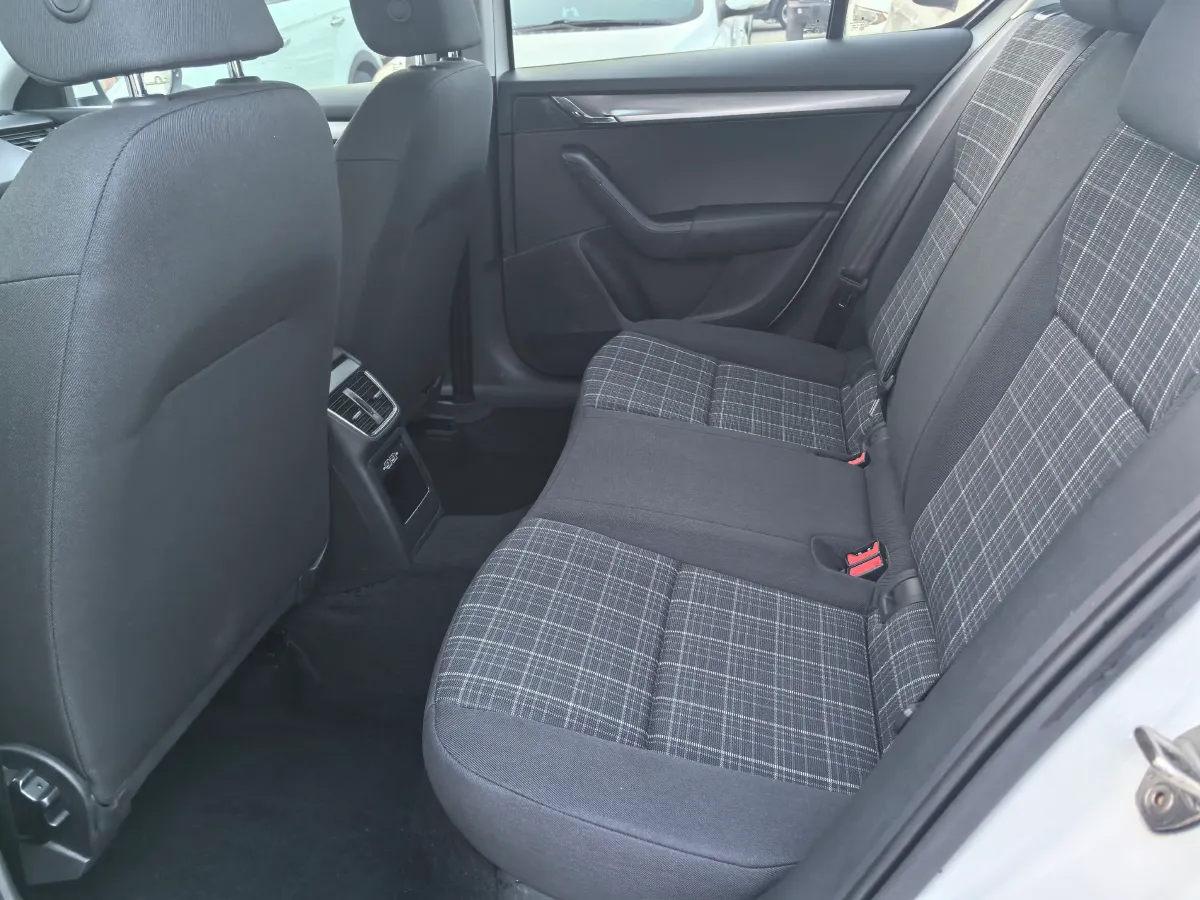 2019 Skoda Octavia 1.2T 116HP L4 7DCT,autocango,china used car exporter,china ev exporter,chinese used car exporter,chinese used ev exporter