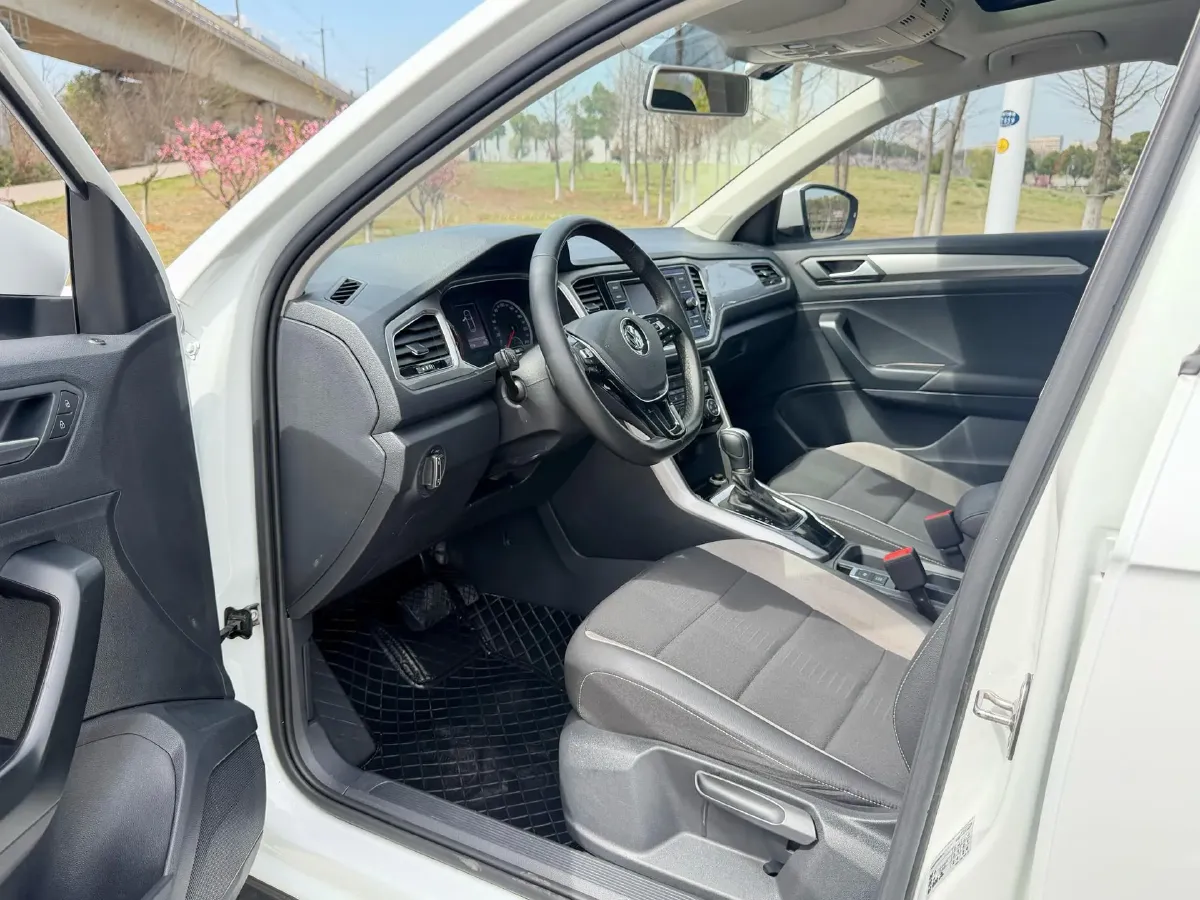 2020 Volkswagen T-Roc 1.4T 131HP L4 7DCT,autocango,china used car exporter,china ev exporter,chinese used car exporter,chinese used ev exporter