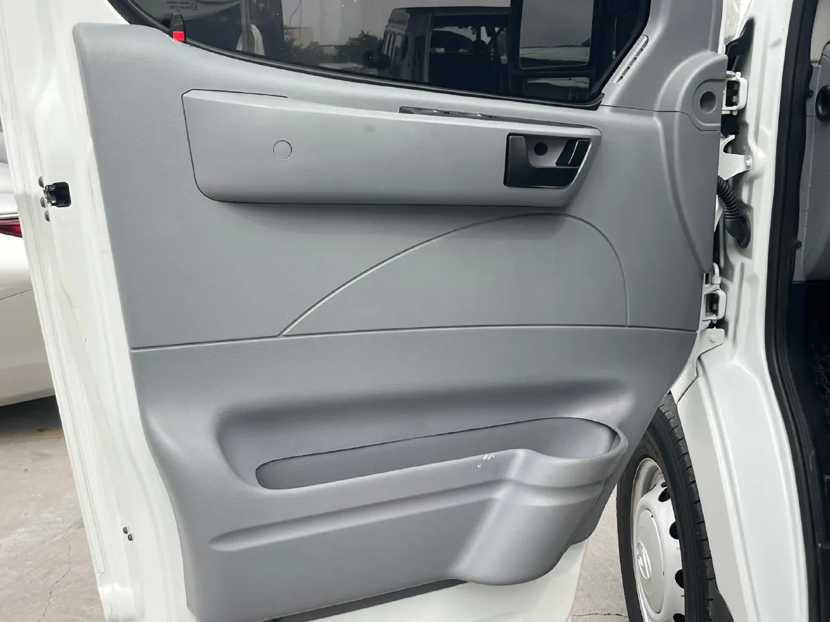 2021 MAXUS XinTu V80 2.0T 127HP L4 6MT,autocango,china used car exporter,china ev exporter,chinese used car exporter,chinese used ev exporter