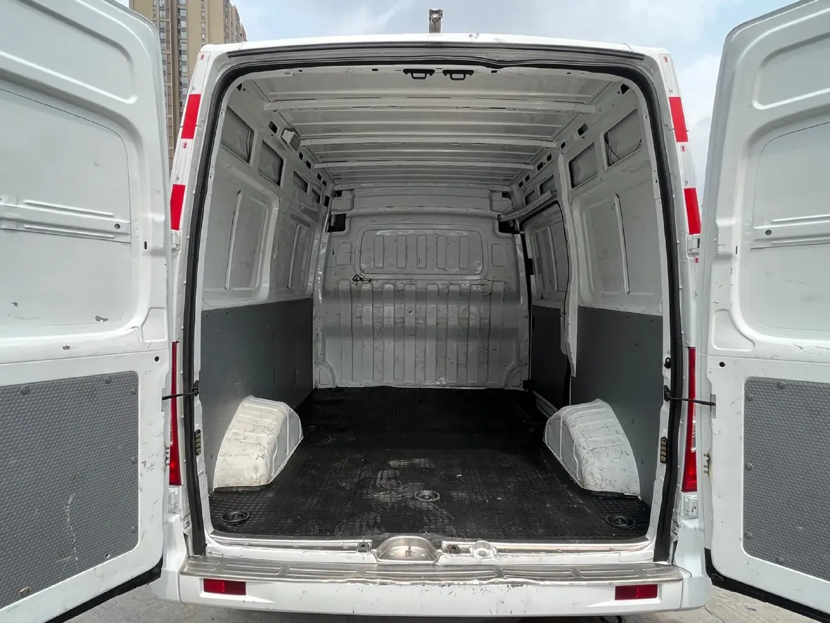 2021 MAXUS XinTu V80 2.0T 127HP L4 6MT,autocango,china used car exporter,china ev exporter,chinese used car exporter,chinese used ev exporter