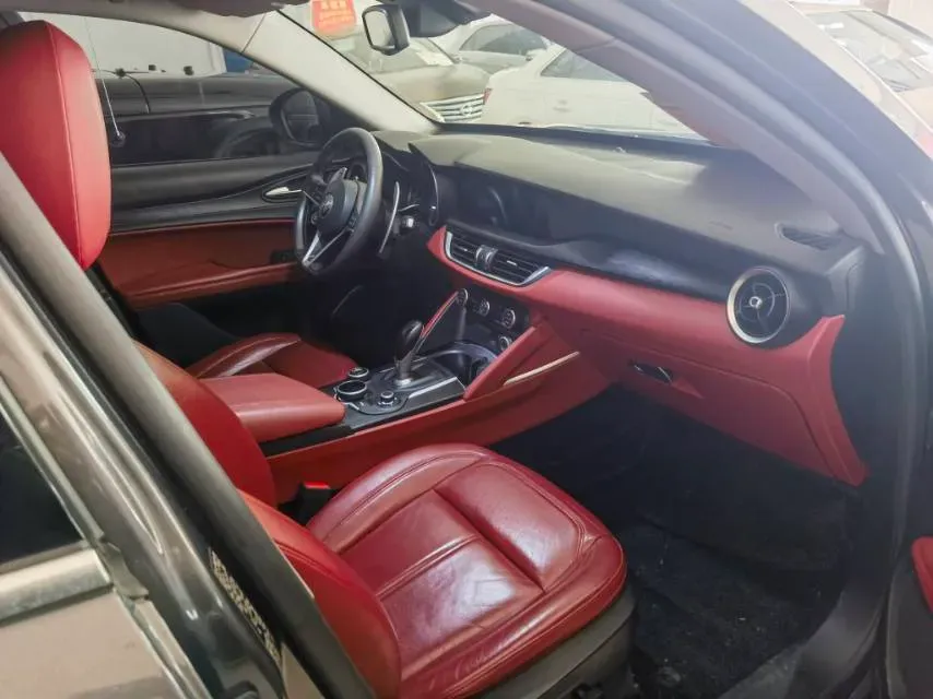 2017 Alfa Romeo Stelvio 2.0T 280HP L4 8AT,autocango,china used car exporter,china ev exporter,chinese used car exporter,chinese used ev exporter