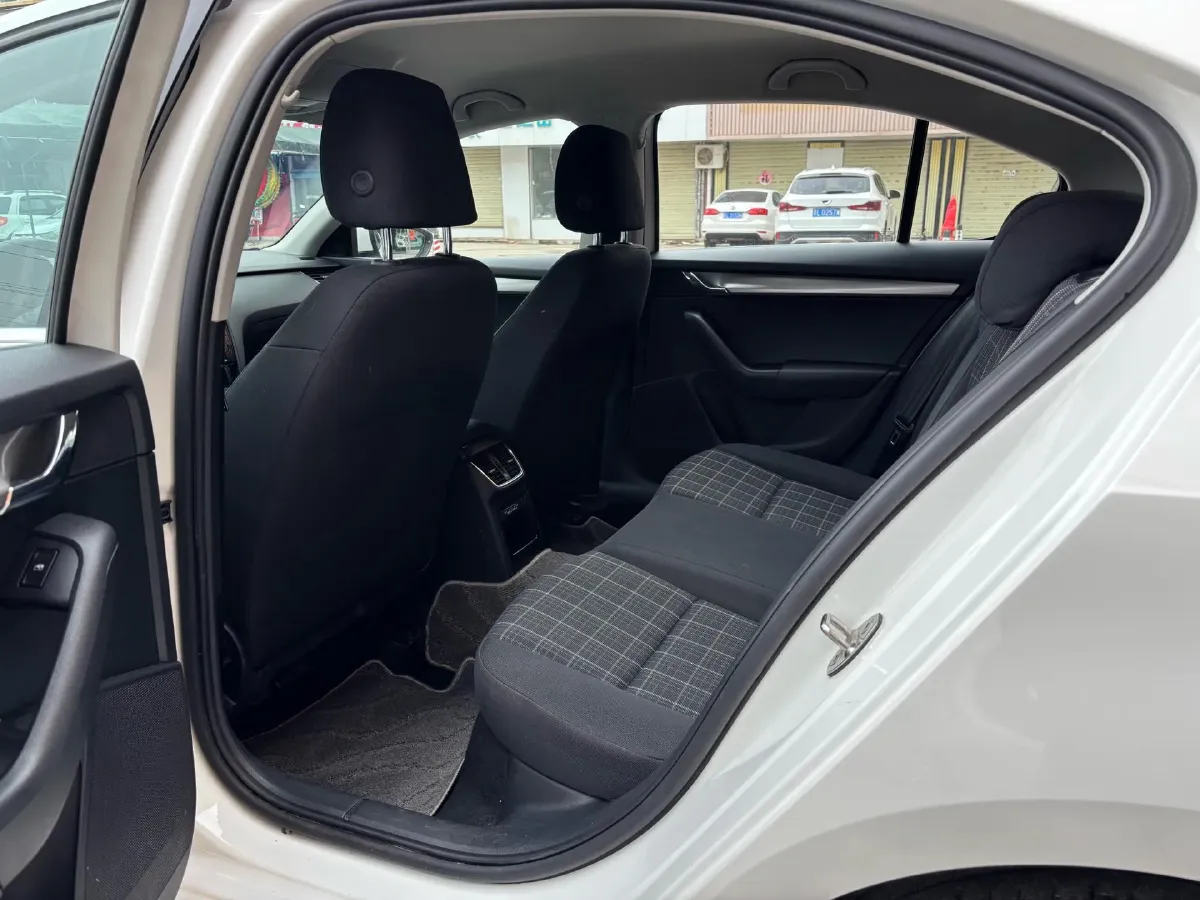 2019 Skoda Octavia 1.5L 116HP L4 6AT,autocango,china used car exporter,china ev exporter,chinese used car exporter,chinese used ev exporter