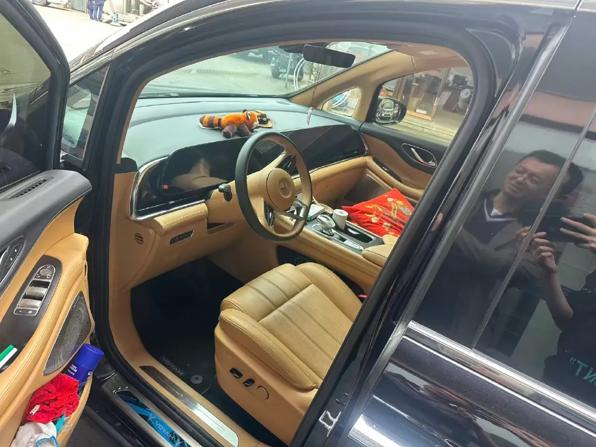 2024 Voyah Dream 1.5T 150HP L4 PHEV 43KWH,autocango,china used car exporter,china ev exporter,chinese used car exporter,chinese used ev exporter