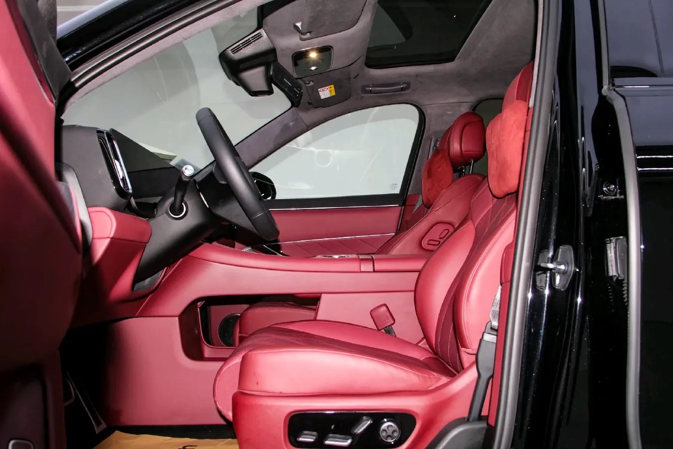 2025 AITO AITO M8 REEV 160HP REEV 53.4KWH,autocango,china used car exporter,china ev exporter,chinese used car exporter,chinese used ev exporter