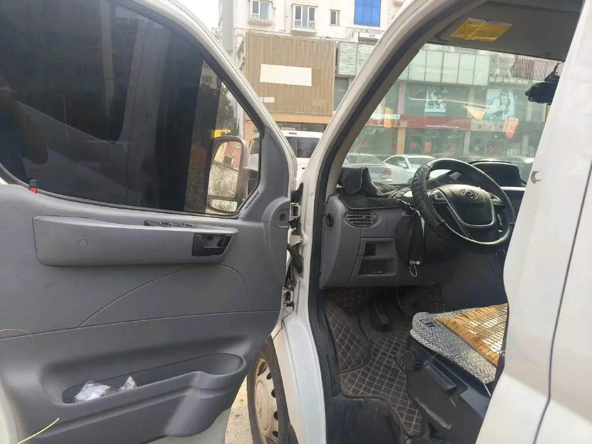 2021 MAXUS XinTu V80 2.0T 127HP L4 6MT,autocango,china used car exporter,china ev exporter,chinese used car exporter,chinese used ev exporter