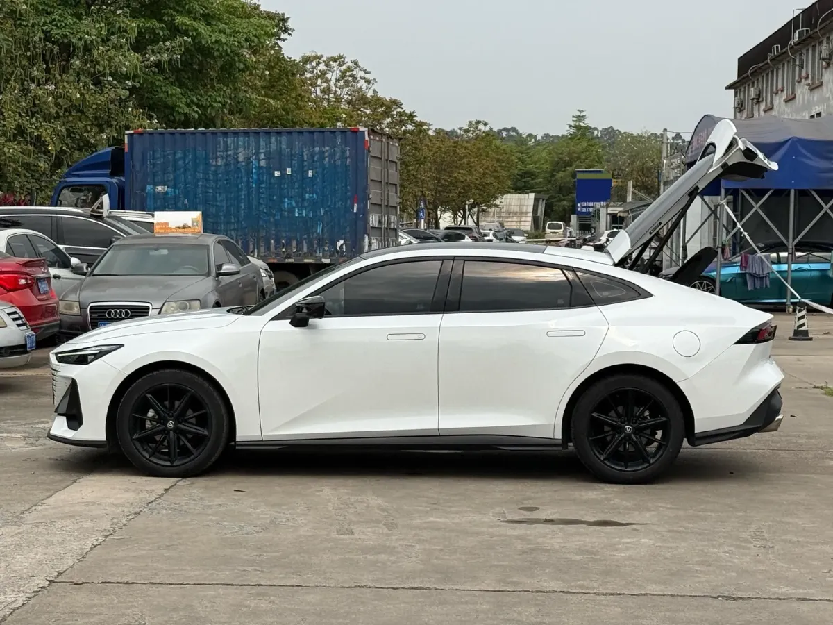 2023 ChangAn UNI-V 1.5T 188HP L4 7DCT,autocango,china used car exporter,china ev exporter,chinese used car exporter,chinese used ev exporter