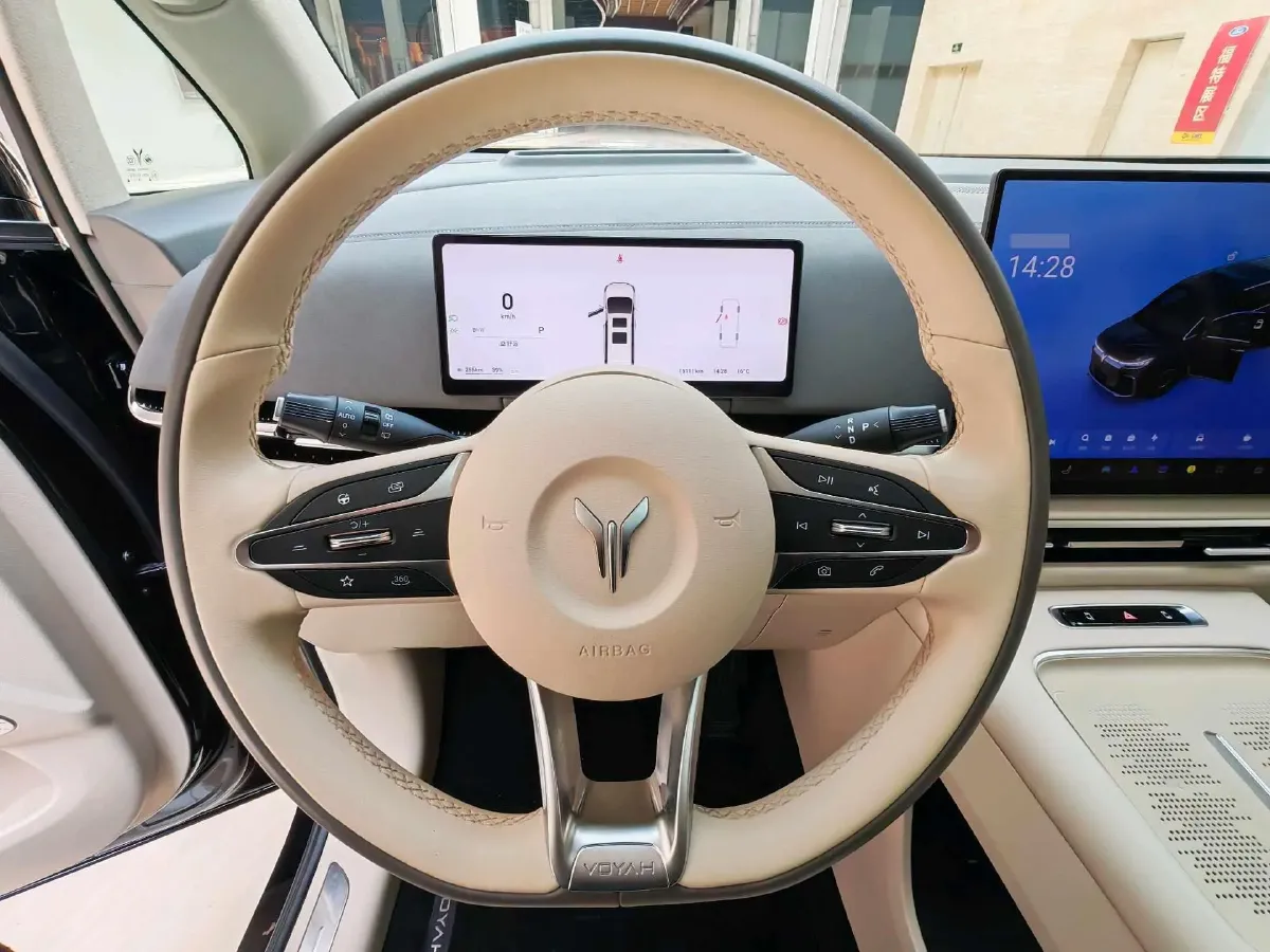 2025 Voyah Dream BEV 108.7KWH,autocango,china used car exporter,china ev exporter,chinese used car exporter,chinese used ev exporter