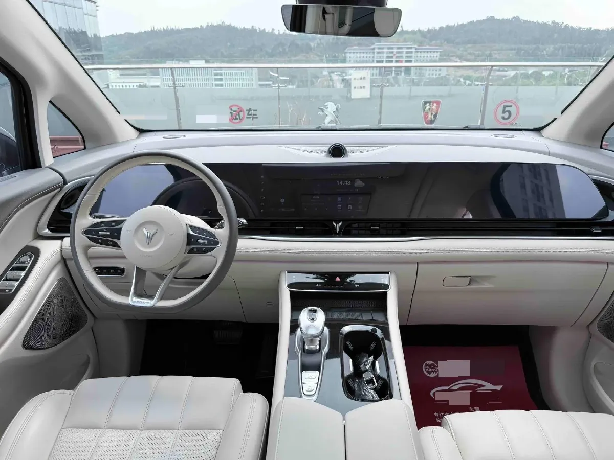 2024 Voyah Dream 1.5T 150HP L4 PHEV 43KWH,autocango,china used car exporter,china ev exporter,chinese used car exporter,chinese used ev exporter