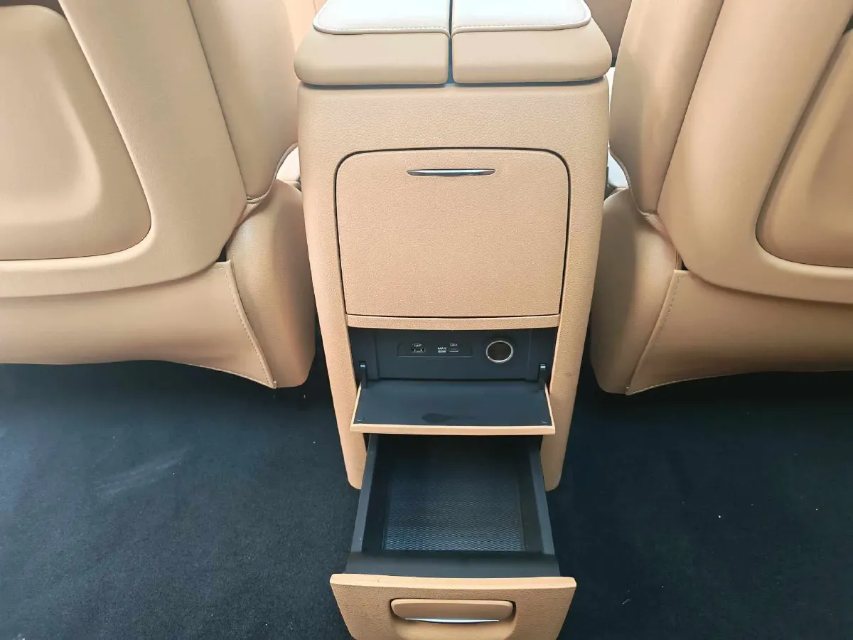 2024 Voyah Dream 1.5T 150HP L4 PHEV 43KWH,autocango,china used car exporter,china ev exporter,chinese used car exporter,chinese used ev exporter