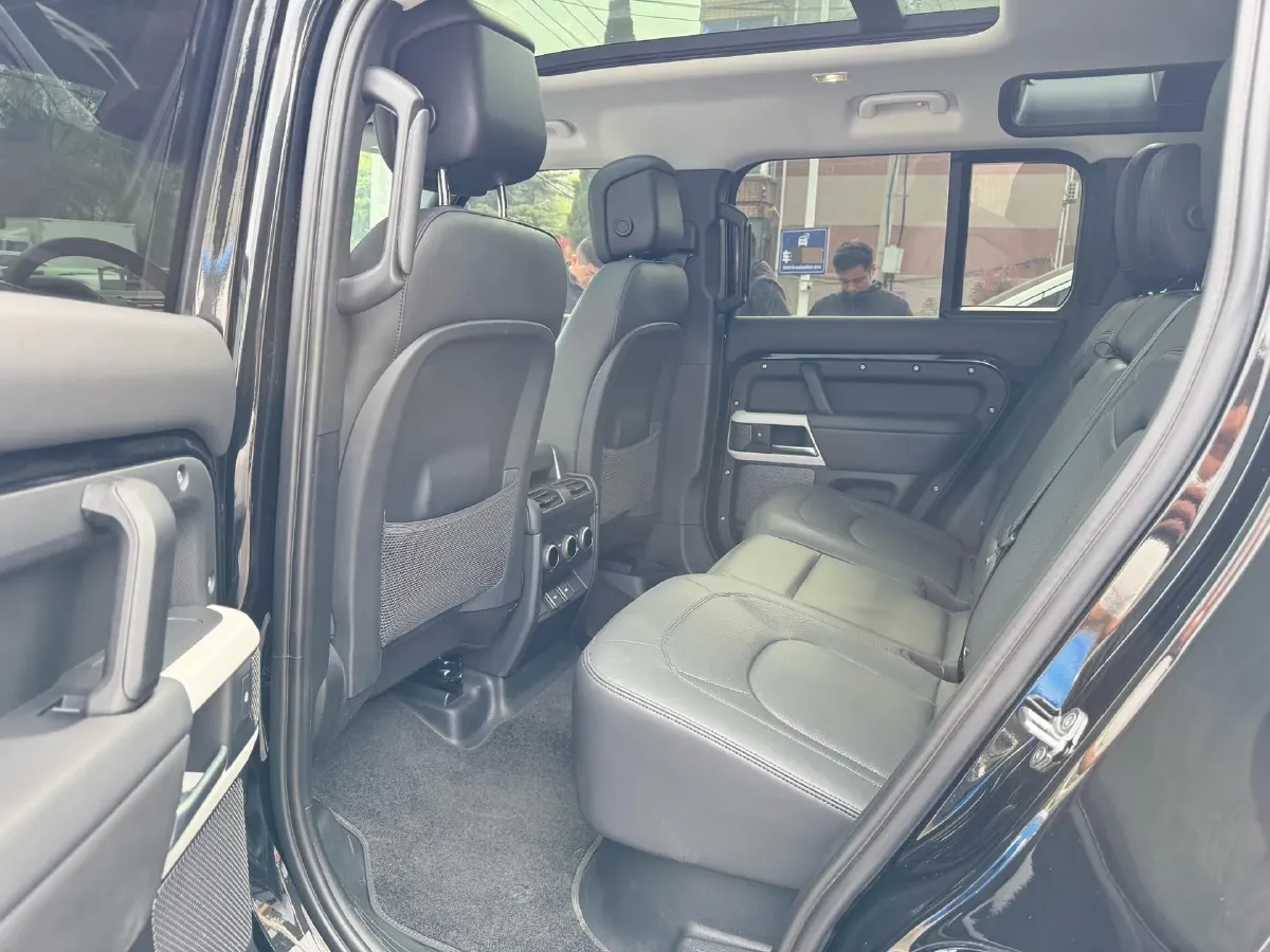 2024 Land Rover Defender 3.0T 400HP L6 8AT,autocango,china used car exporter,china ev exporter,chinese used car exporter,chinese used ev exporter