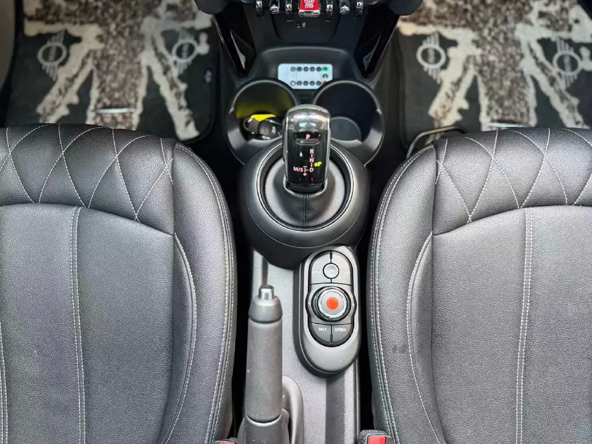 2020 MINI MINI 1.5T 102HP L3 7DCT,autocango,china used car exporter,china ev exporter,chinese used car exporter,chinese used ev exporter