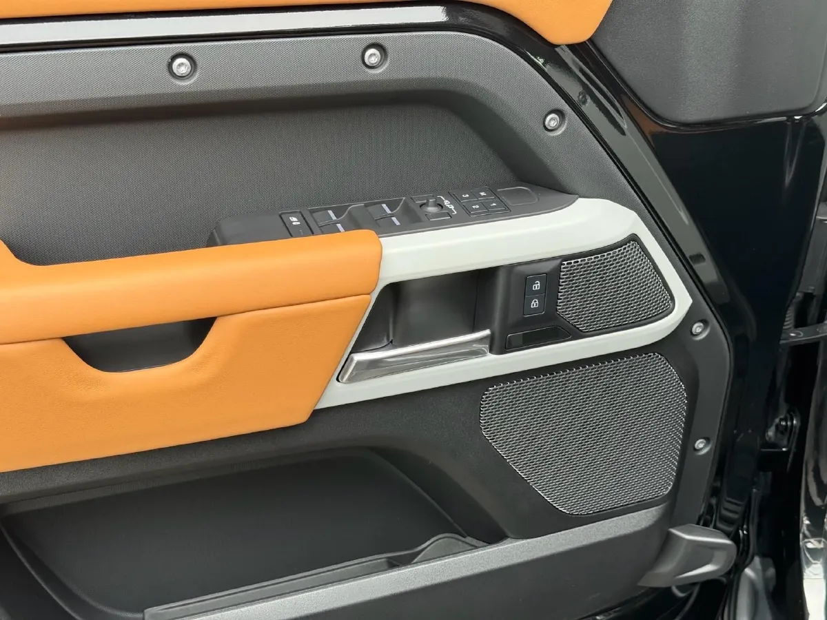 2023 Land Rover Defender 3.0T 400HP L6 8AT,autocango,china used car exporter,china ev exporter,chinese used car exporter,chinese used ev exporter