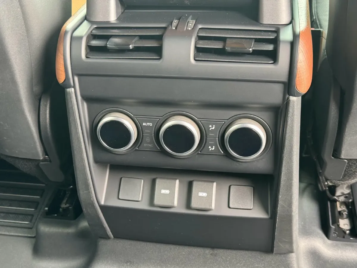 2023 Land Rover Defender 3.0T 400HP L6 8AT,autocango,china used car exporter,china ev exporter,chinese used car exporter,chinese used ev exporter