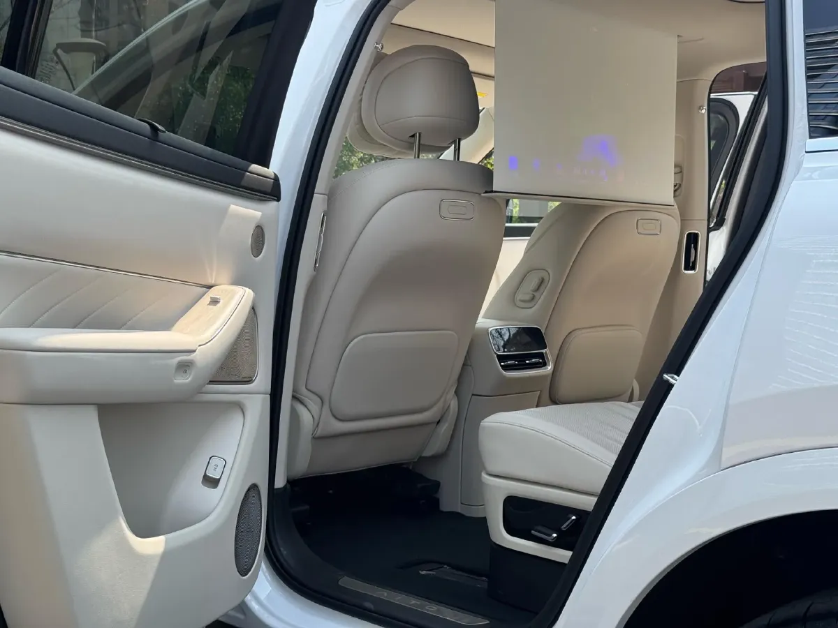 2025 AITO AITO M8 REEV 160HP REEV 53.4KWH,autocango,china used car exporter,china ev exporter,chinese used car exporter,chinese used ev exporter