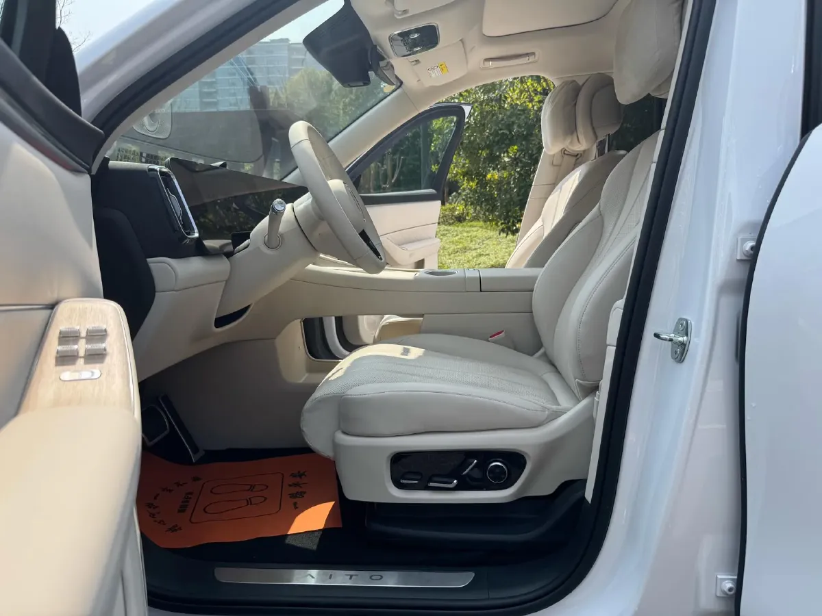 2025 AITO AITO M8 REEV 160HP REEV 53.4KWH,autocango,china used car exporter,china ev exporter,chinese used car exporter,chinese used ev exporter