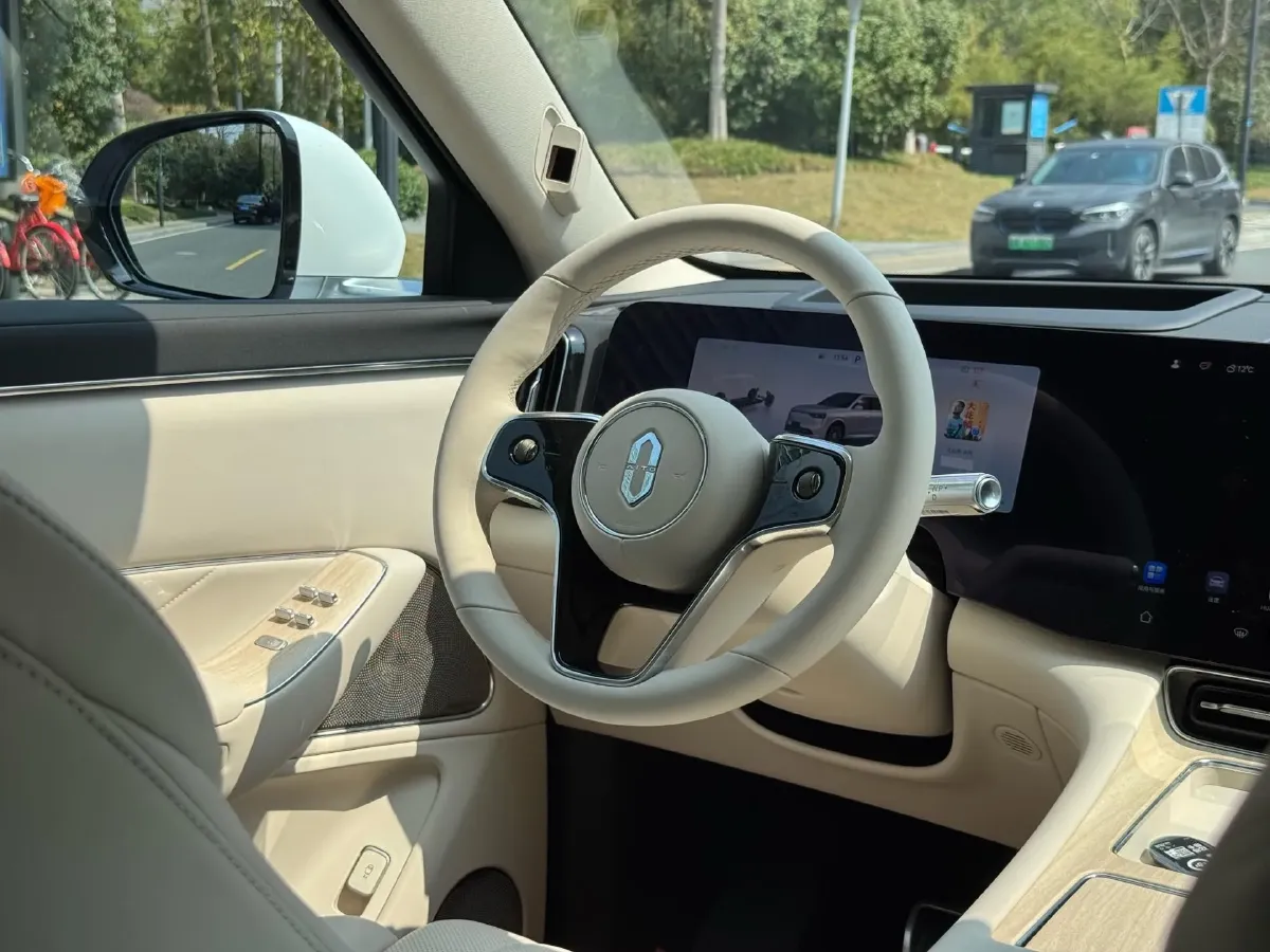 2025 AITO AITO M8 REEV 160HP REEV 53.4KWH,autocango,china used car exporter,china ev exporter,chinese used car exporter,chinese used ev exporter