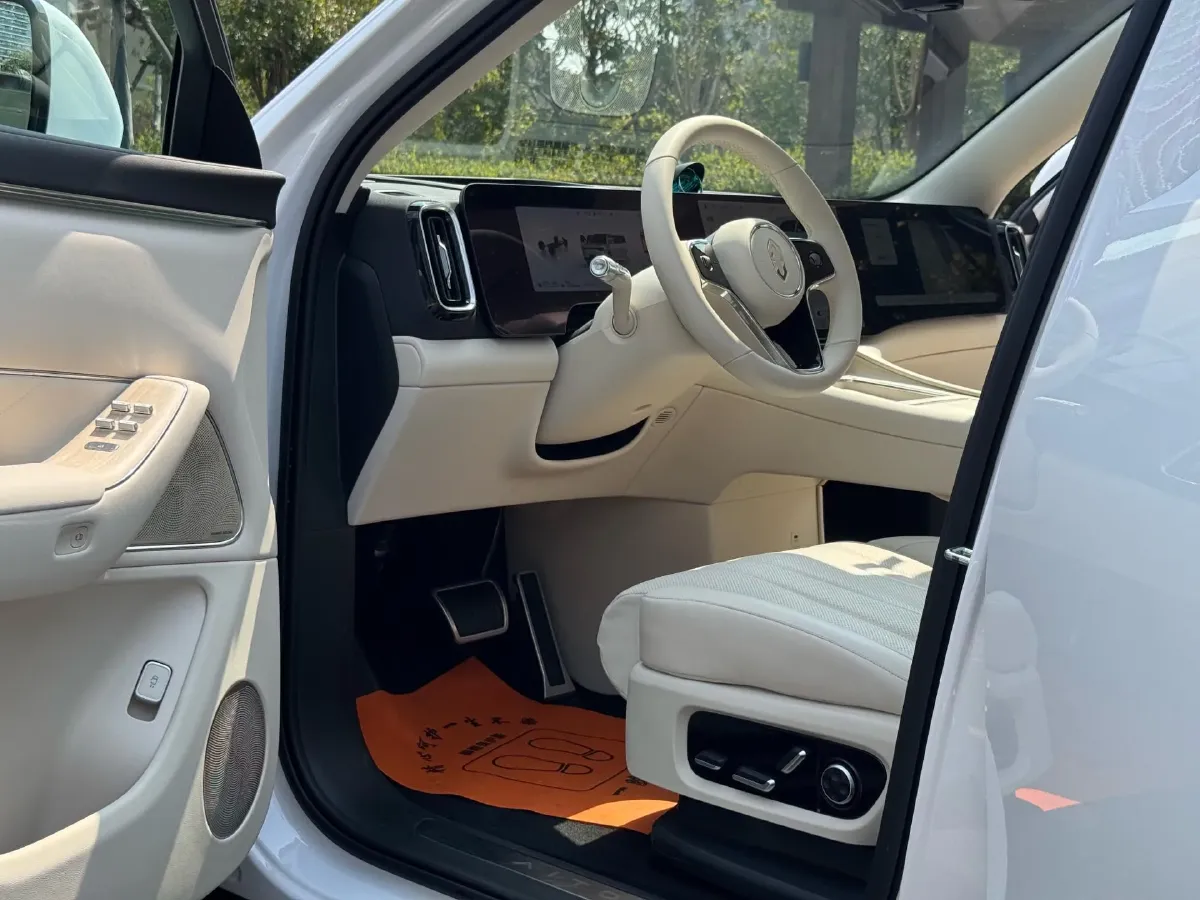 2025 AITO AITO M8 REEV 160HP REEV 53.4KWH,autocango,china used car exporter,china ev exporter,chinese used car exporter,chinese used ev exporter