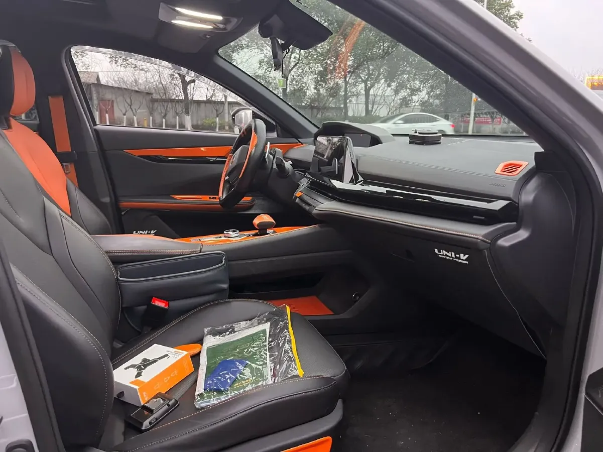 2022 ChangAn UNI-V 1.5T 188HP L4 7DCT,autocango,china used car exporter,china ev exporter,chinese used car exporter,chinese used ev exporter