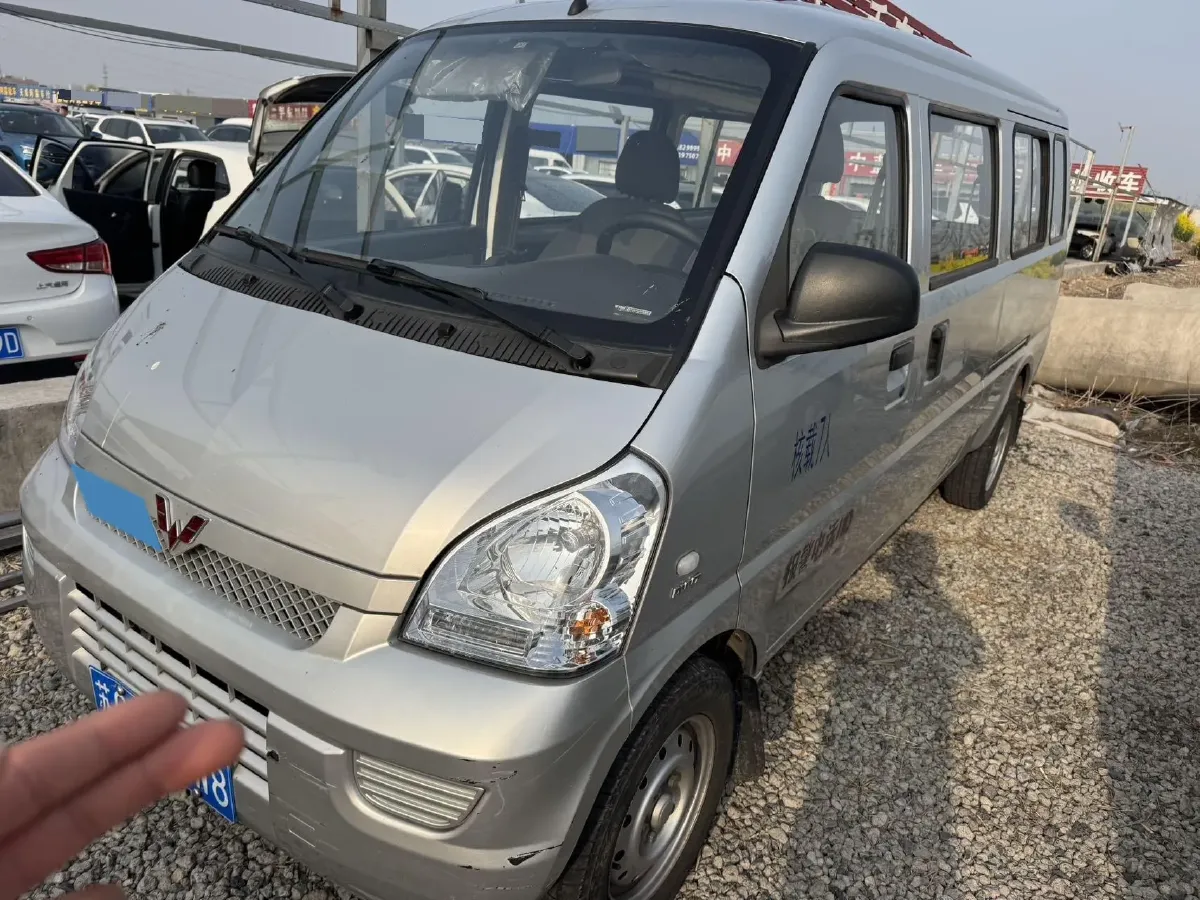 2021 WuLing RongGuang 1.5L 99HP L4 5MT,autocango,china used car exporter,china ev exporter,chinese used car exporter,chinese used ev exporter