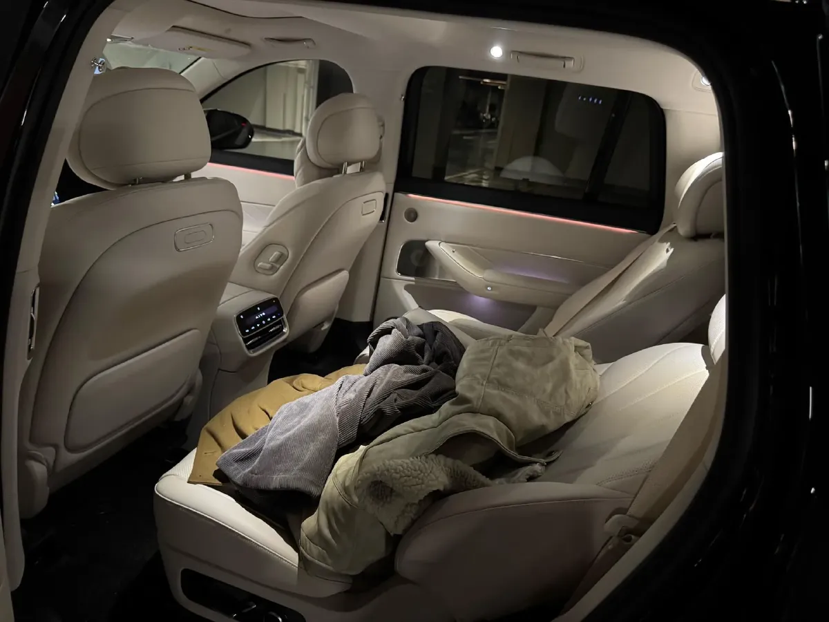 2025 AITO AITO M8 REEV 160HP REEV 53.4KWH,autocango,china used car exporter,china ev exporter,chinese used car exporter,chinese used ev exporter