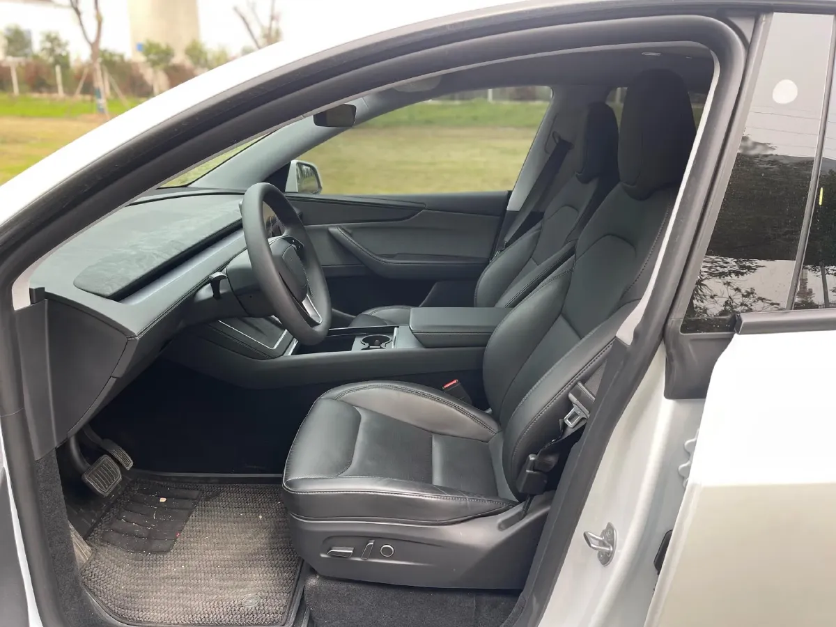 2025 Tesla Model Y BEV 62.5KWH,autocango,china used car exporter,china ev exporter,chinese used car exporter,chinese used ev exporter