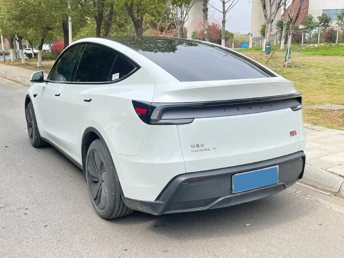 2025 Tesla Model Y BEV 62.5KWH,autocango,china used car exporter,china ev exporter,chinese used car exporter,chinese used ev exporter
