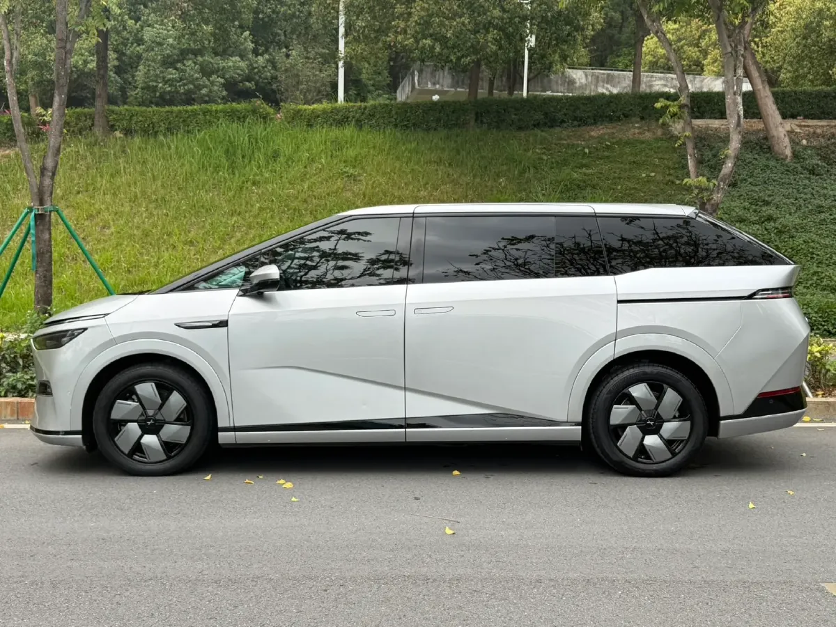 2024 Xpeng X9 BEV 101.5KWH,autocango,china used car exporter,china ev exporter,chinese used car exporter,chinese used ev exporter