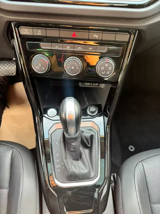 2022 Volkswagen T-Roc 1.4T 150HP L4 7DCT,autocango,china used car exporter,china ev exporter,chinese used car exporter,chinese used ev exporter