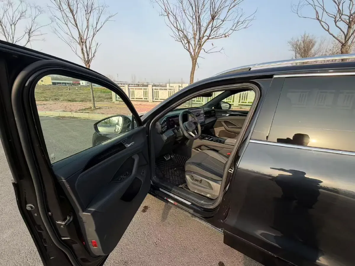 2025 Volkswagen Tiguan L 2.0T 220HP L4 7DCT,autocango,china used car exporter,china ev exporter,chinese used car exporter,chinese used ev exporter