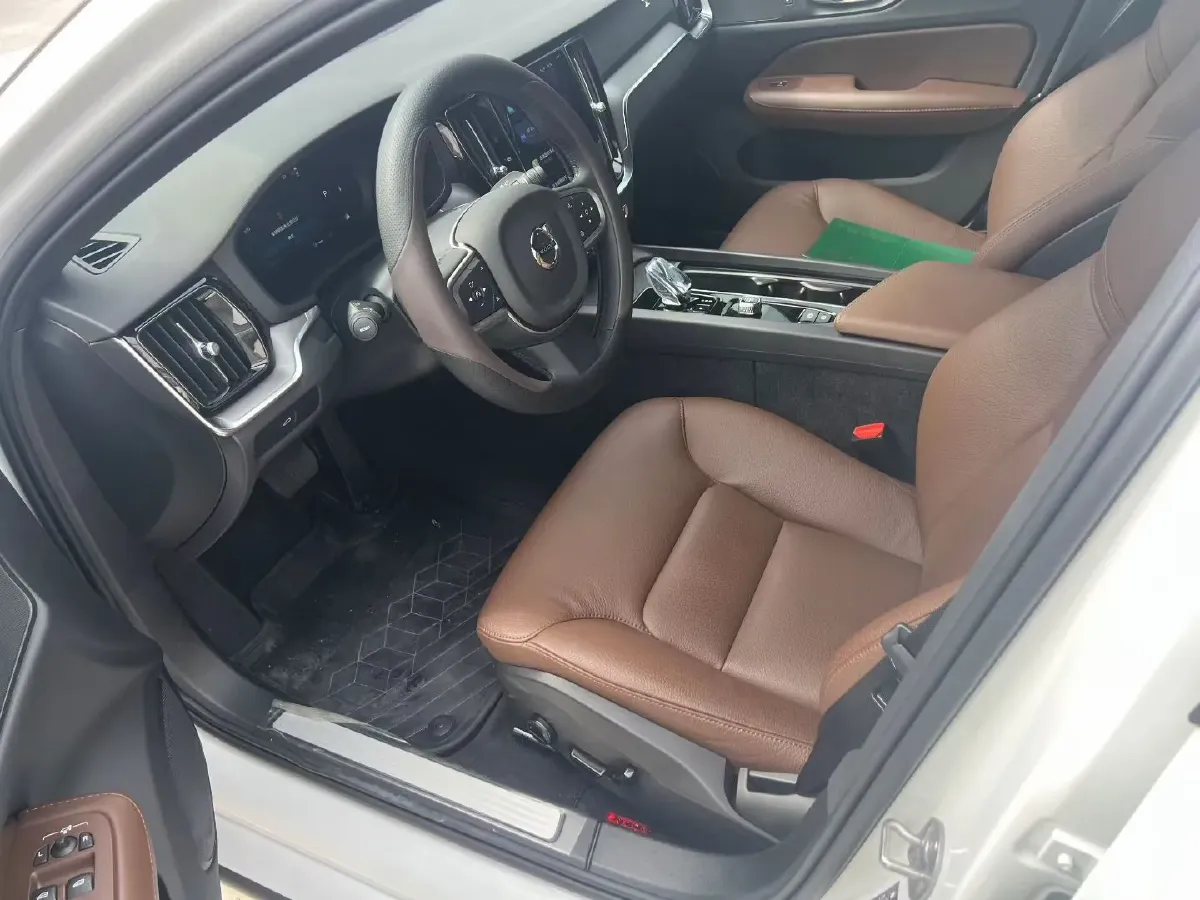 2025 Volvo S60 2.0T 197HP L4 7DCT,autocango,china used car exporter,china ev exporter,chinese used car exporter,chinese used ev exporter