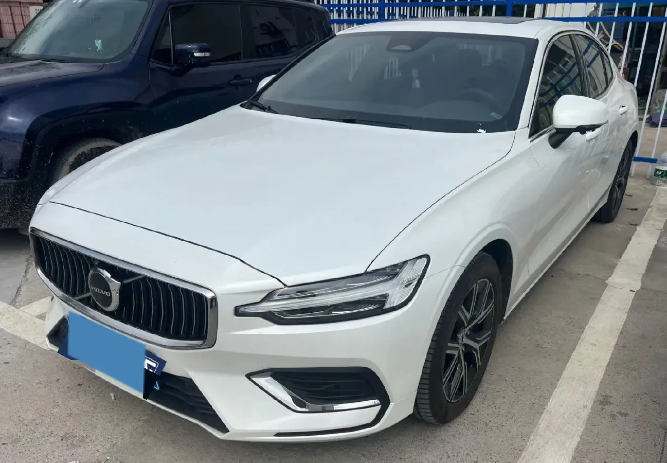 2025 Volvo S60 2.0T 197HP L4 7DCT,autocango,china used car exporter,china ev exporter,chinese used car exporter,chinese used ev exporter