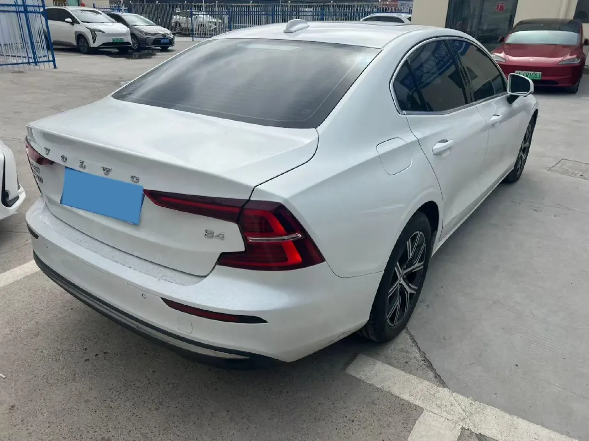 2025 Volvo S60 2.0T 197HP L4 7DCT,autocango,china used car exporter,china ev exporter,chinese used car exporter,chinese used ev exporter