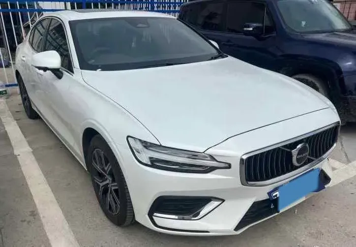 2025 Volvo S60 2.0T 197HP L4 7DCT,autocango,china used car exporter,china ev exporter,chinese used car exporter,chinese used ev exporter