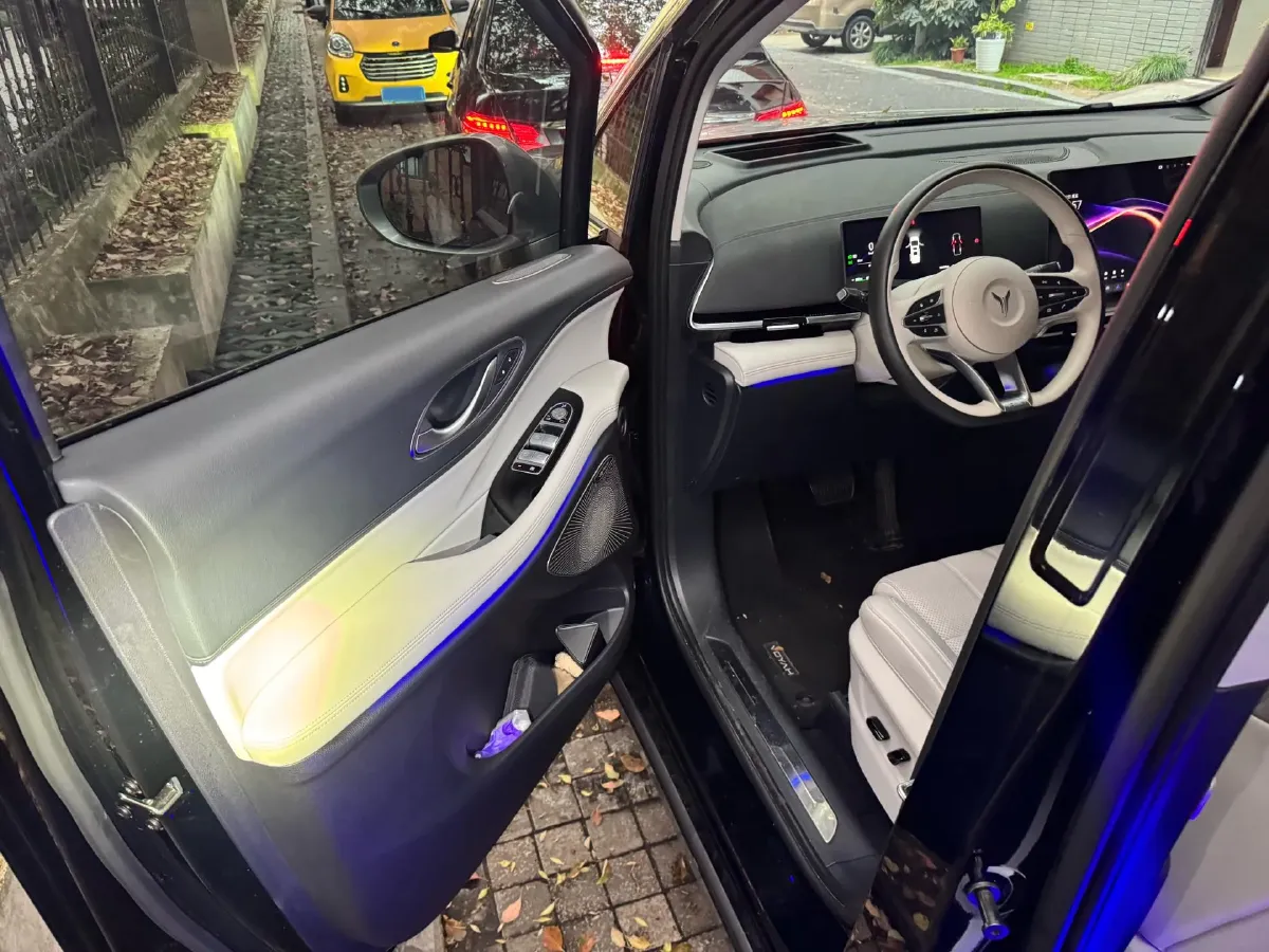 2025 Voyah Dream BEV 108.7KWH,autocango,china used car exporter,china ev exporter,chinese used car exporter,chinese used ev exporter