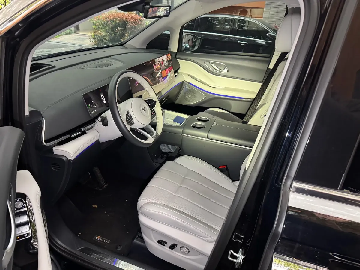 2025 Voyah Dream BEV 108.7KWH,autocango,china used car exporter,china ev exporter,chinese used car exporter,chinese used ev exporter