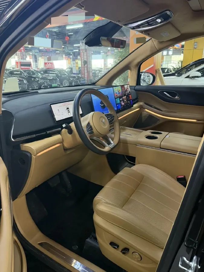 2025 Voyah Dream 1.5T 150HP L4 PHEV 41.7KWH,autocango,china used car exporter,china ev exporter,chinese used car exporter,chinese used ev exporter