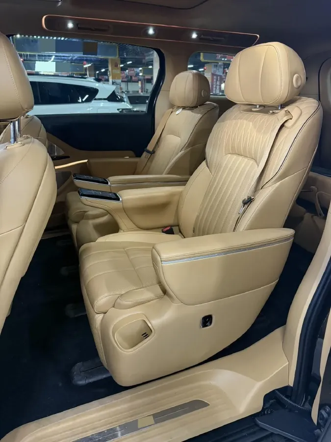 2025 Voyah Dream 1.5T 150HP L4 PHEV 41.7KWH,autocango,china used car exporter,china ev exporter,chinese used car exporter,chinese used ev exporter