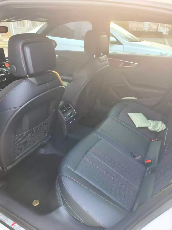 2025 Audi A4L 2.0T 190HP L4 7DCT,autocango,china used car exporter,china ev exporter,chinese used car exporter,chinese used ev exporter